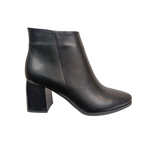 Ботинки женские кожаные ILONA 483/49 01 черные каблук байка