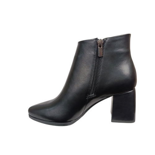 Ботинки женские кожаные ILONA 483/49 01 черные каблук байка