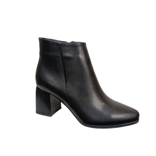 Ботинки женские кожаные ILONA 483/49 01 черные каблук байка