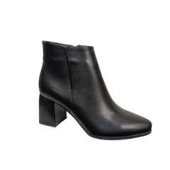 Ботинки женские кожаные ILONA 483/49 01 черные каблук байка