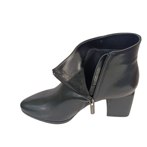 Ботинки женские кожаные ILONA 483/49 01 черные каблук байка