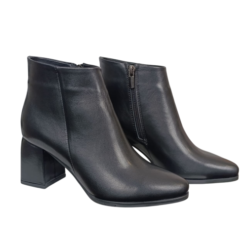 Ботинки женские кожаные ILONA 483/49 01 черные каблук байка