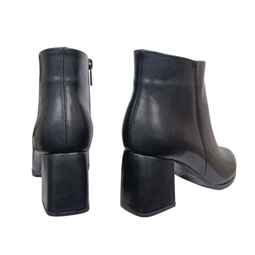 Ботинки женские кожаные ILONA 483/49 01 черные каблук байка